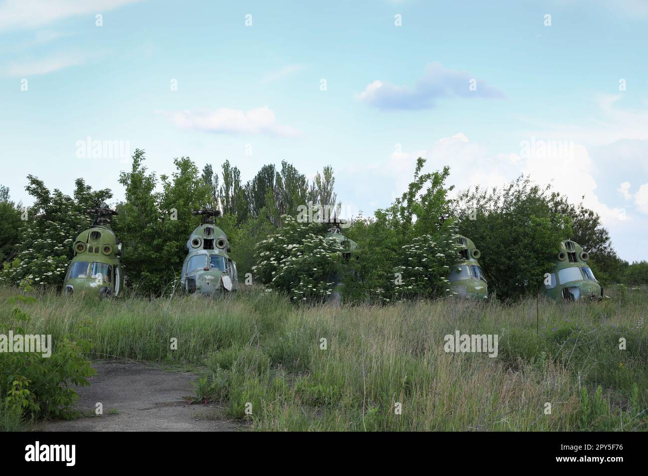 L'hélicoptère militaire russe Mil mi-2 Hoplite a été abandonné. cotter d'air cassé Banque D'Images