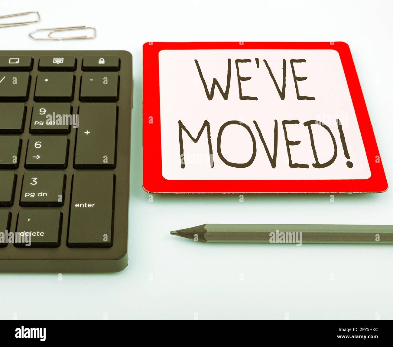 Signe de texte indiquant que nous avons déplacé. Mot pour vivre à partir d'un autre endroit même ou pays différent Banque D'Images