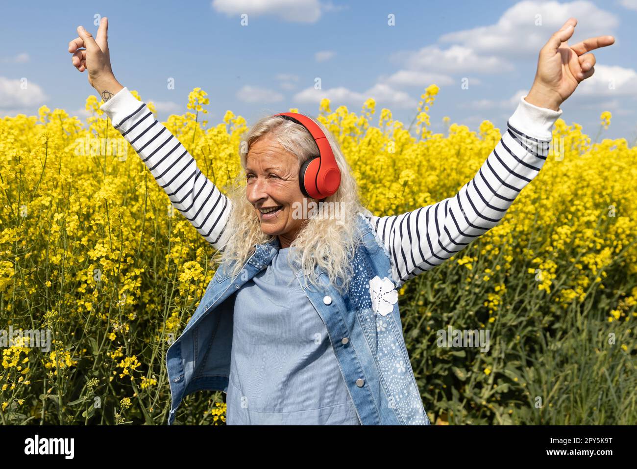 Une femme écoute de la musique avec un casque Banque D'Images