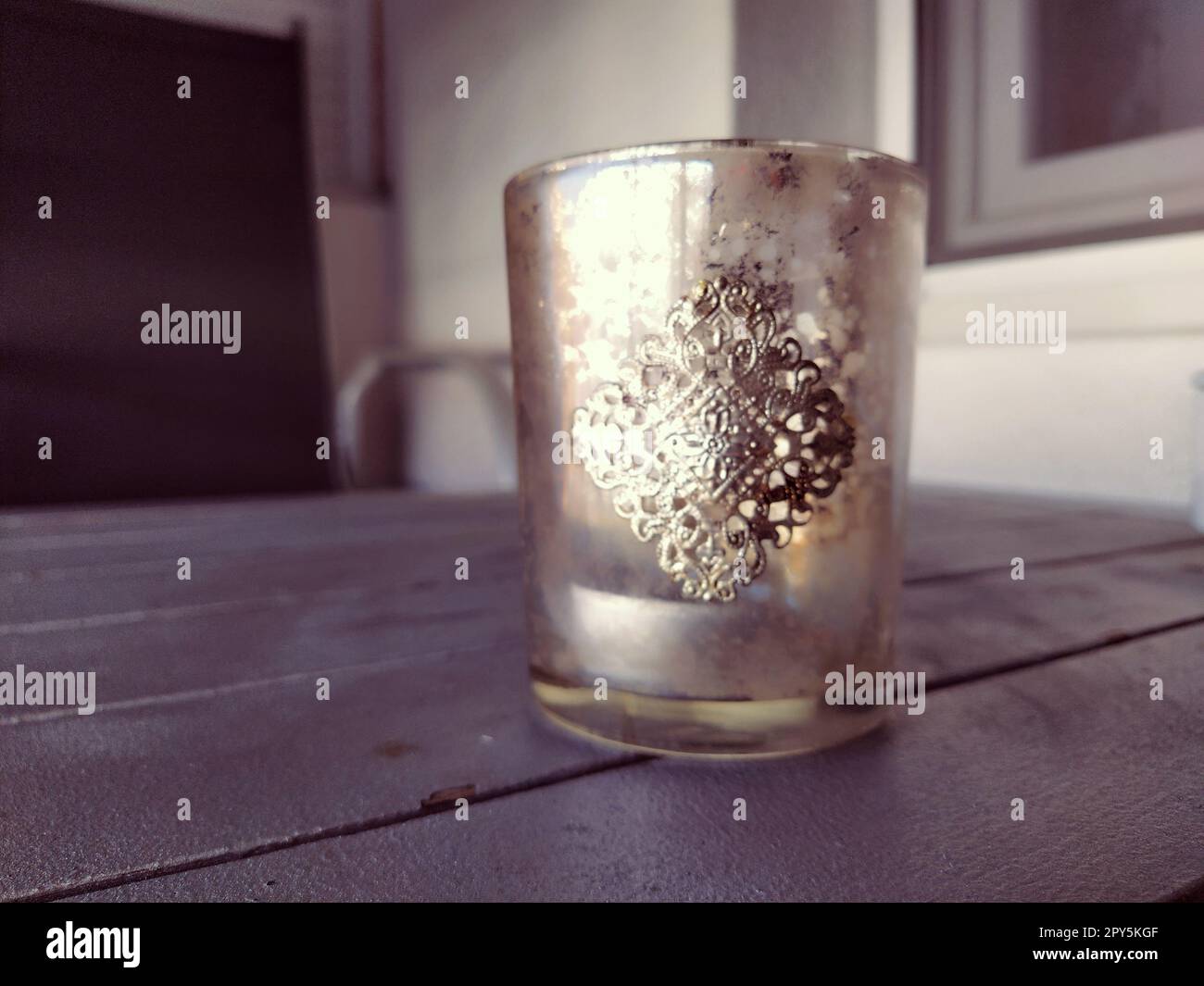 Gobelet en verre à motif doré. Magnifique décoration de style oriental sur les plats. Un bol ou une tasse sur une table en planche grise. Décoration et éléments intérieurs. Banque D'Images