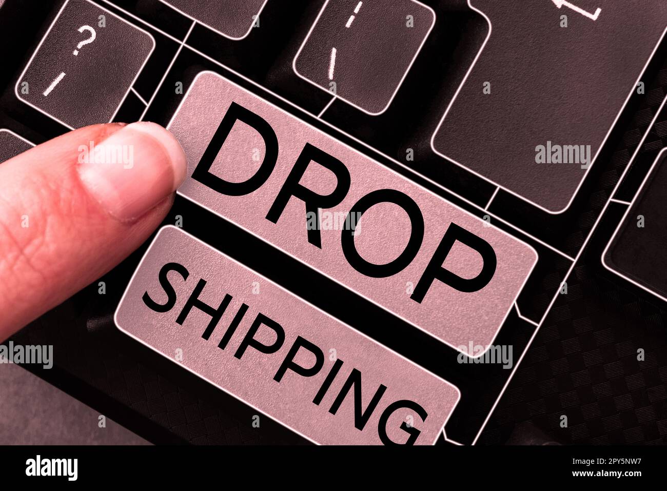 Affiche textuelle indiquant l'expédition de la goutte. Concept d'affaires pour envoyer des marchandises d'un fabricant directement à un client plutôt qu'au détaillant Banque D'Images