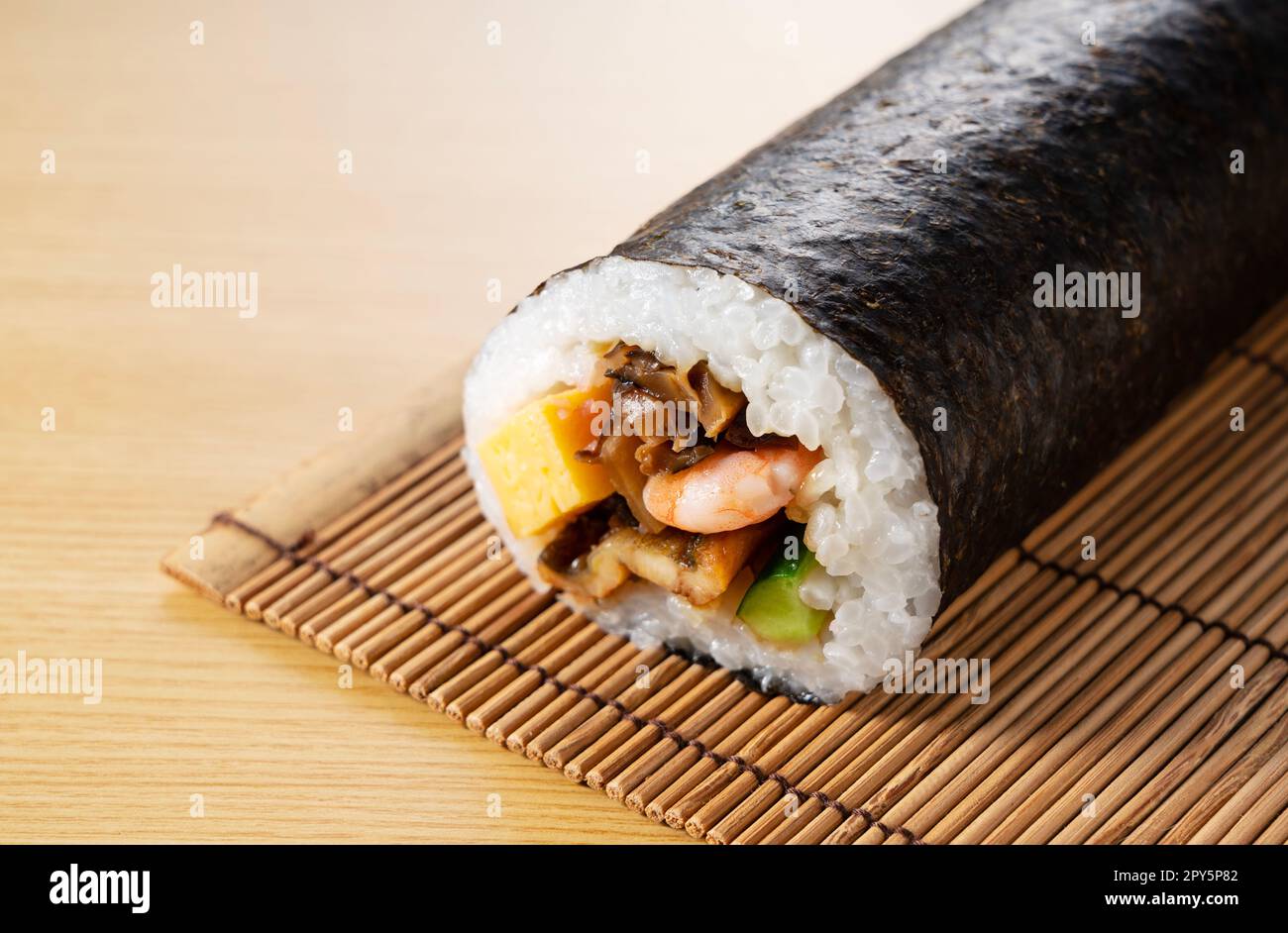 EHo-maki sur la table. L'image de Setsubun. Banque D'Images