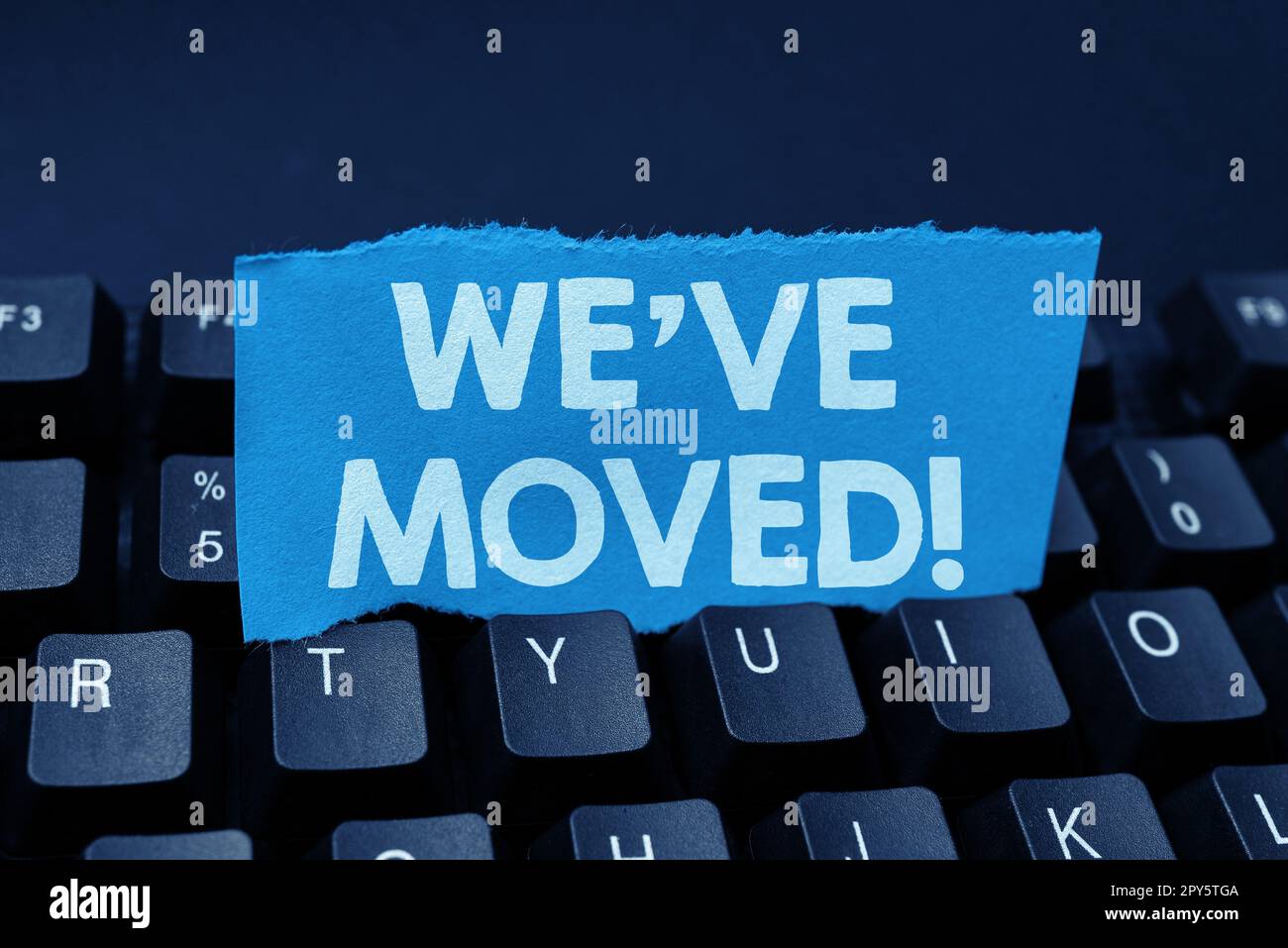 Nous avons déplacé l'affichage conceptuel. Vitrine d'affaires qui va vivre à partir d'un autre endroit même ou pays différent Banque D'Images