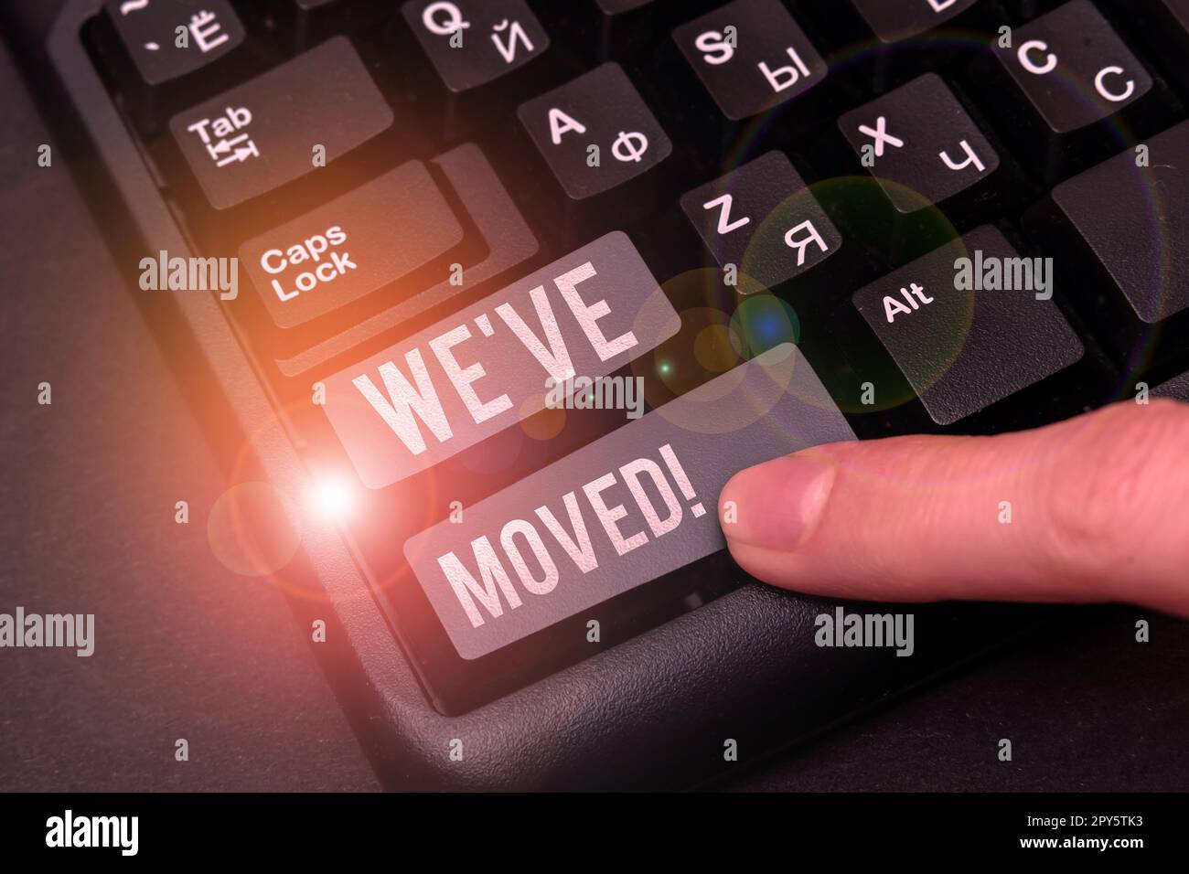 Signe de texte indiquant que nous avons déplacé. Concept signifiant vivre à partir de lieu un autre pays identique ou différent Banque D'Images