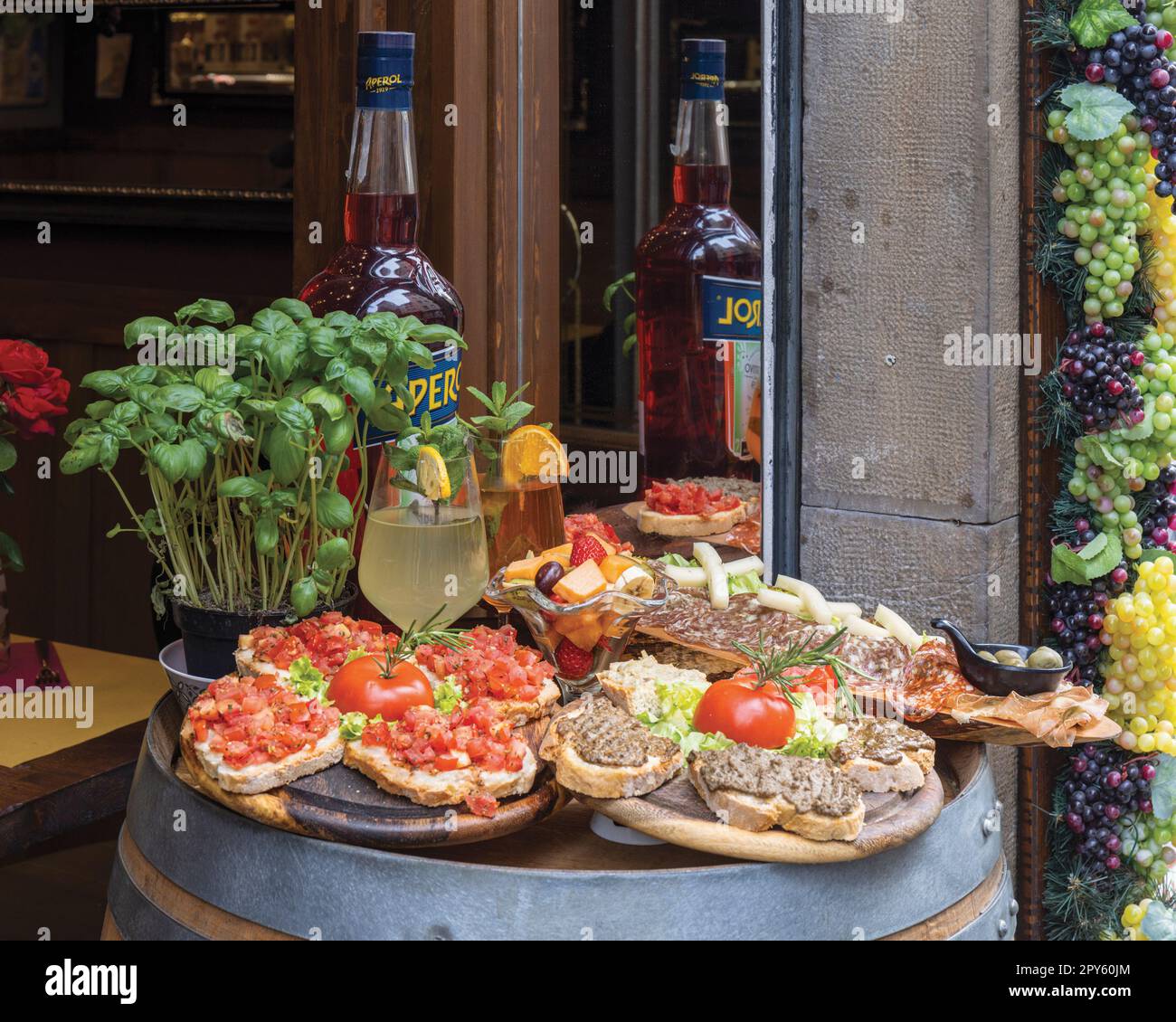 Exposition de nourriture à l'extérieur d'un restaurant à Florence, Toscane, Italie. Le centre historique de Florence est classé au patrimoine mondial de l'UNESCO Banque D'Images