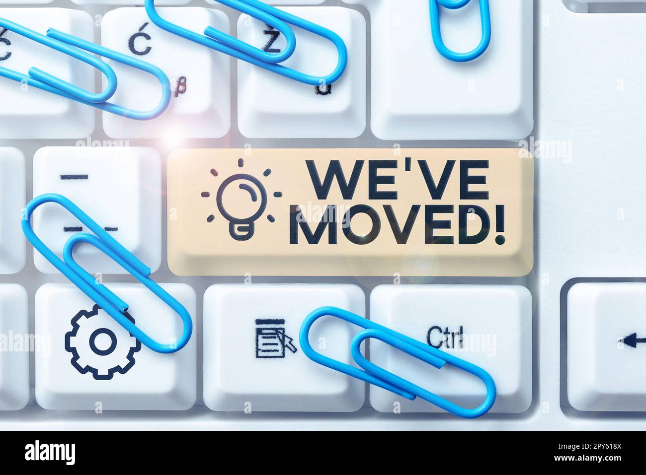 Signe de texte indiquant que nous avons déplacé. Vitrine d'affaires qui va vivre à partir d'un autre endroit même ou pays différent Banque D'Images