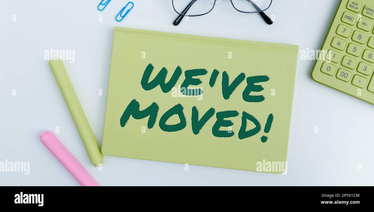 Nous avons déplacé l'affichage conceptuel. Idée d'affaires de vivre à partir d'un autre endroit même ou pays différent Banque D'Images