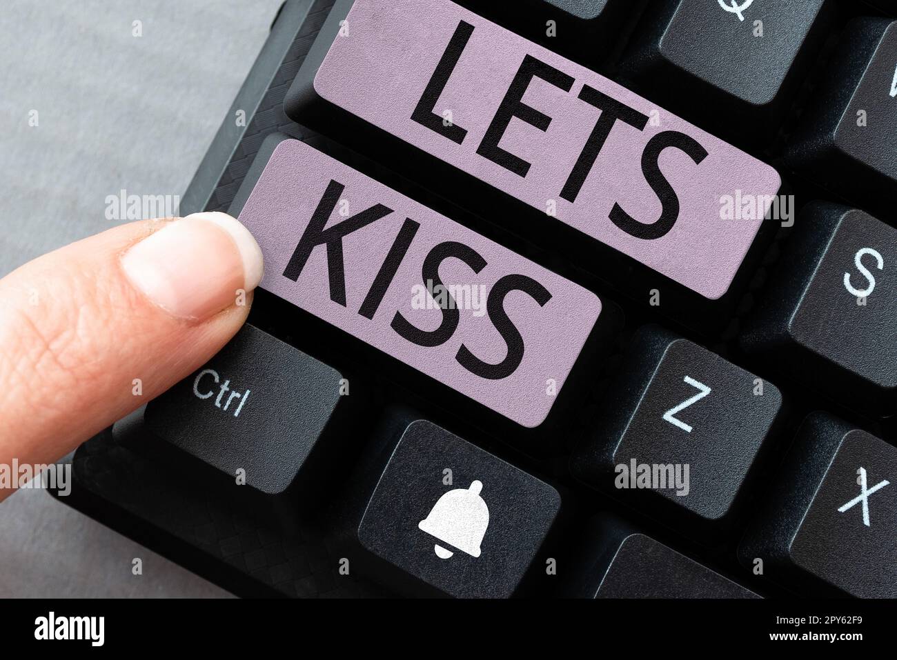 L'affichage conceptuel permet à Kiss. Internet concept signe de l'amour exprimant des émotions entre le couple Banque D'Images