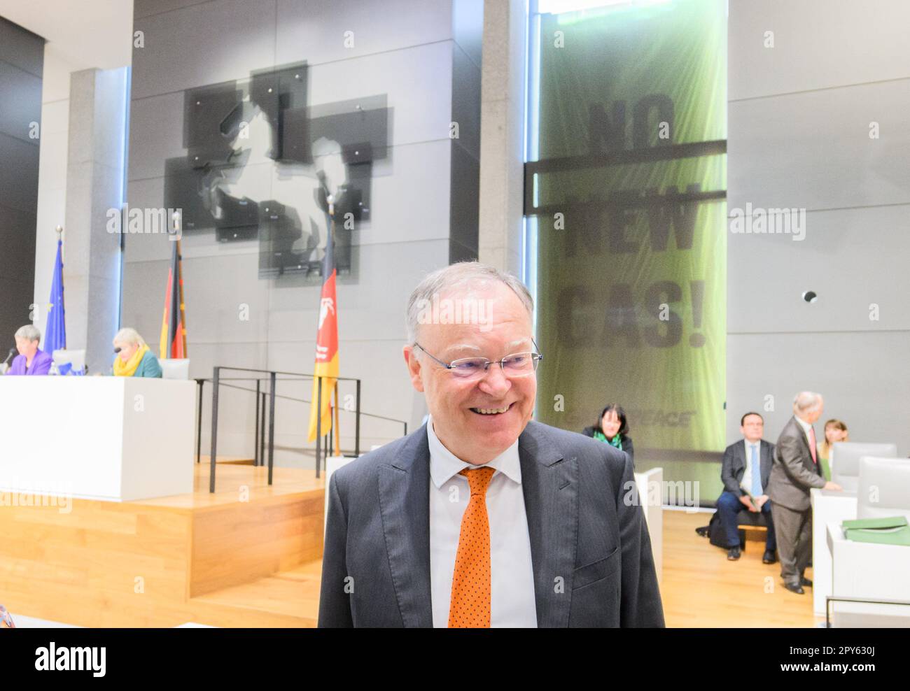 Hanovre, Allemagne. 03rd mai 2023. Stephan Weil (SPD), ministre président de la Basse-Saxe, se tient au Parlement de l'État de Basse-Saxe tandis qu'une affiche de protestation de l'organisation de protection de l'environnement Greenpeace avec l'inscription 'pas de nouveau gaz' passe par les stores du Parlement de l'État. Greenpeace proteste contre les forages de gaz au large de l'île de Borkum en mer du Nord. Credit: Julian Stratenschulte/dpa/Alay Live News Banque D'Images