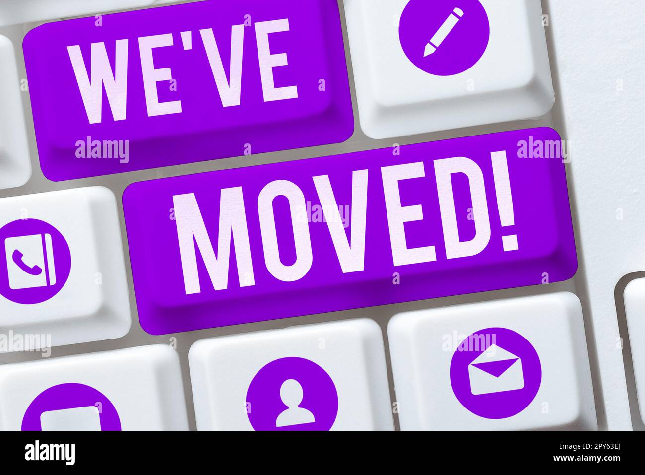 Panneau affichant nous avons déplacé. Vitrine d'affaires qui va vivre à partir d'un autre endroit même ou pays différent Banque D'Images