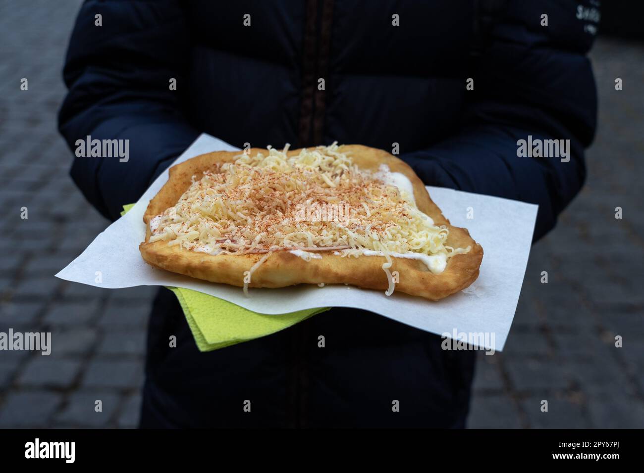 Langos - un hongrois typique un pain plat frits, gros plan. Banque D'Images