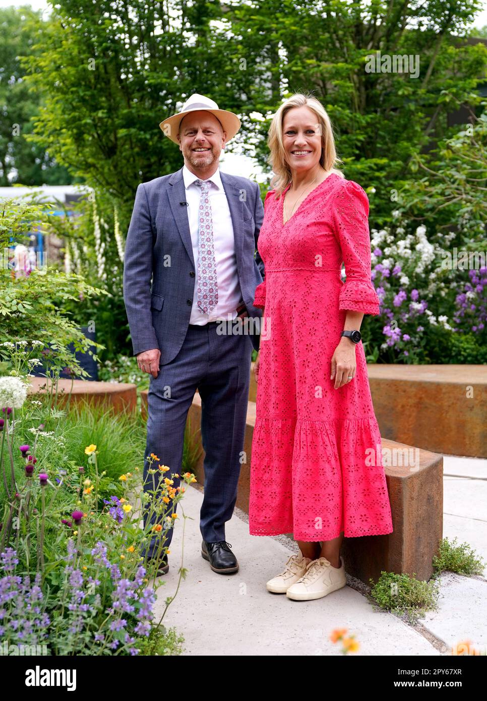 Photo du dossier datée du 23/05/22 de Sophie Raworth (à droite) avec le designer de jardin Joe Swift qui sera de nouveau à la tête de la chaîne de présentation de la BBC pour le RHS Chelsea Flower Show. Banque D'Images