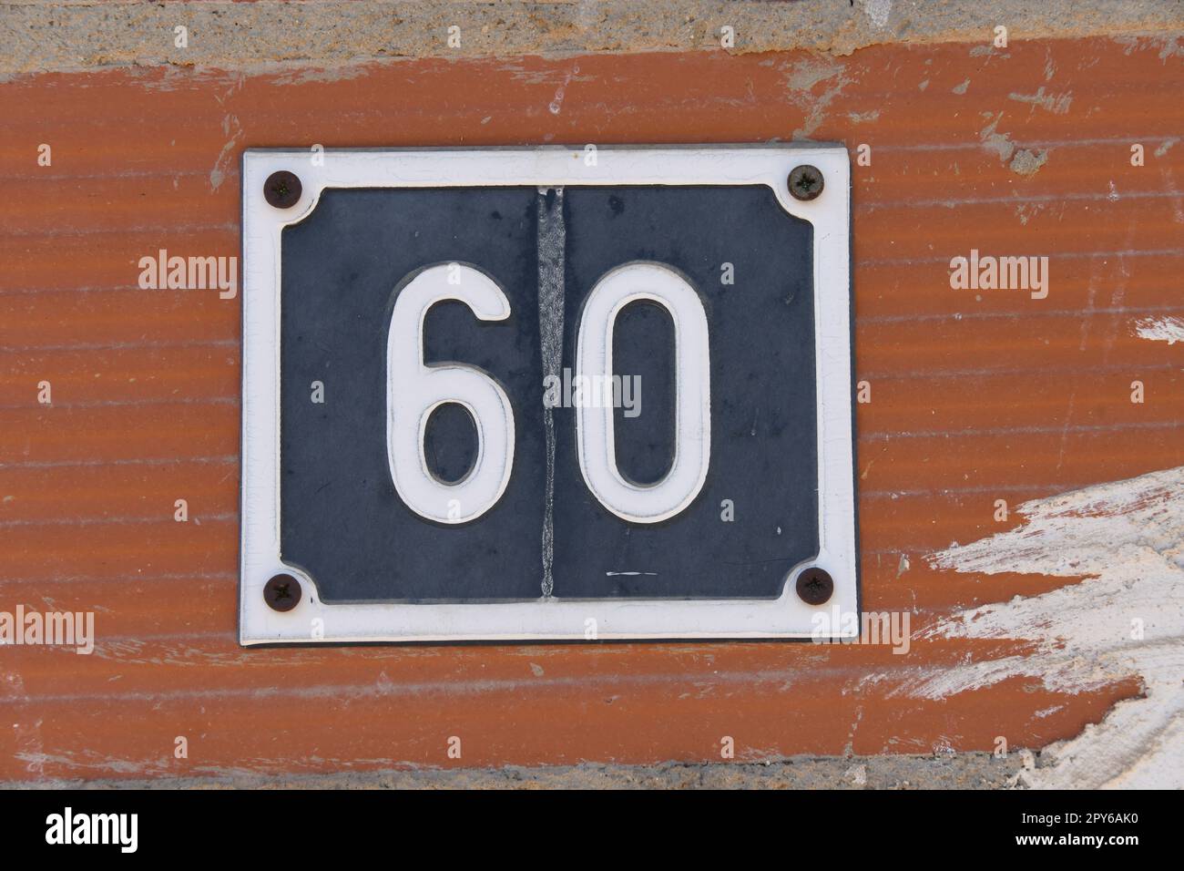 Numéro 60 sur une maison, la Nucia, province d'Alicante, Costa Blanca, Espagne Banque D'Images