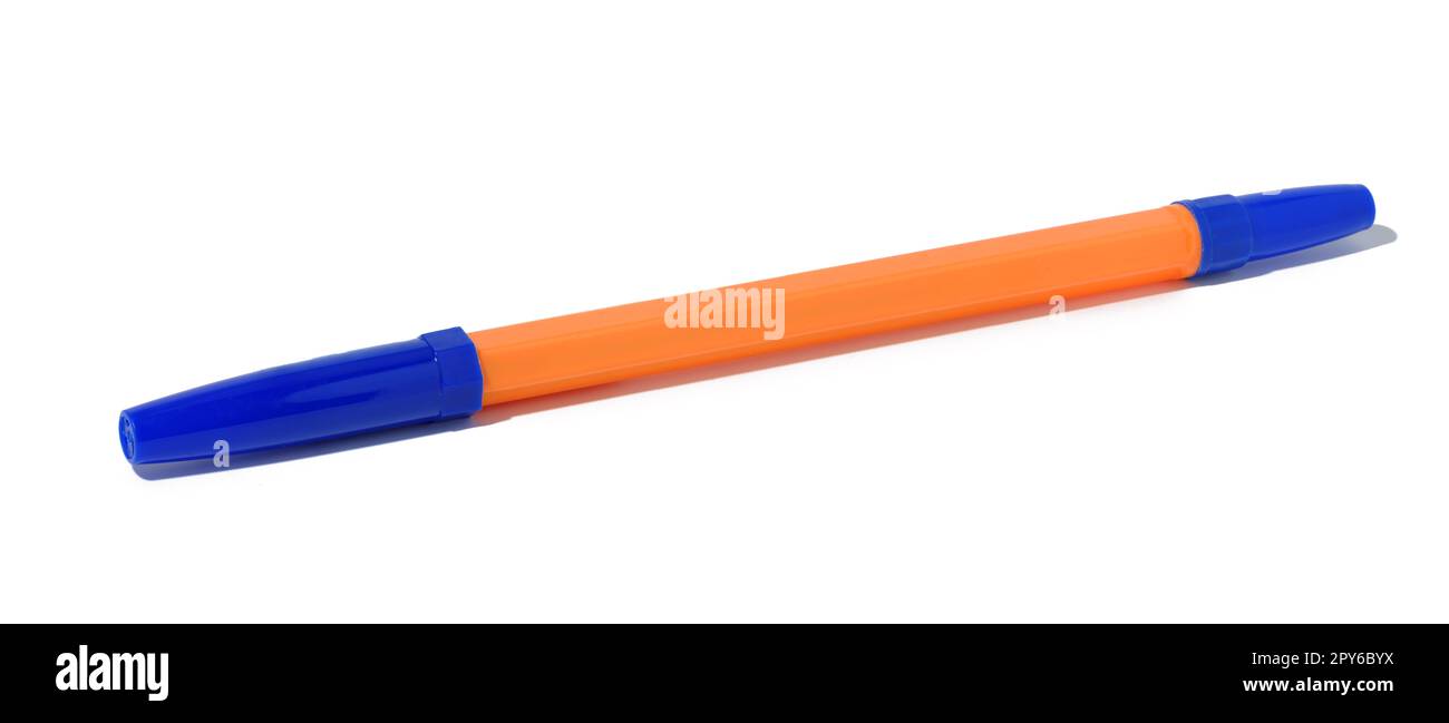 Stylo en plastique orange avec capuchon bleu sur fond blanc isolé Banque D'Images