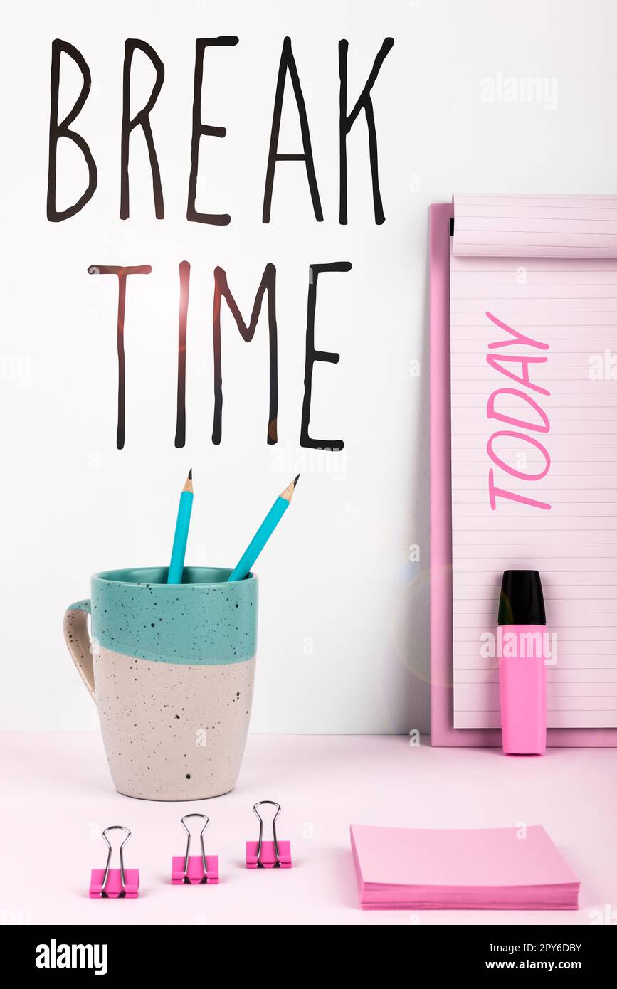 Affiche textuelle indiquant l'heure de pause. Concept d'affaires période de repos ou de loisirs après avoir fait certains travaux Banque D'Images