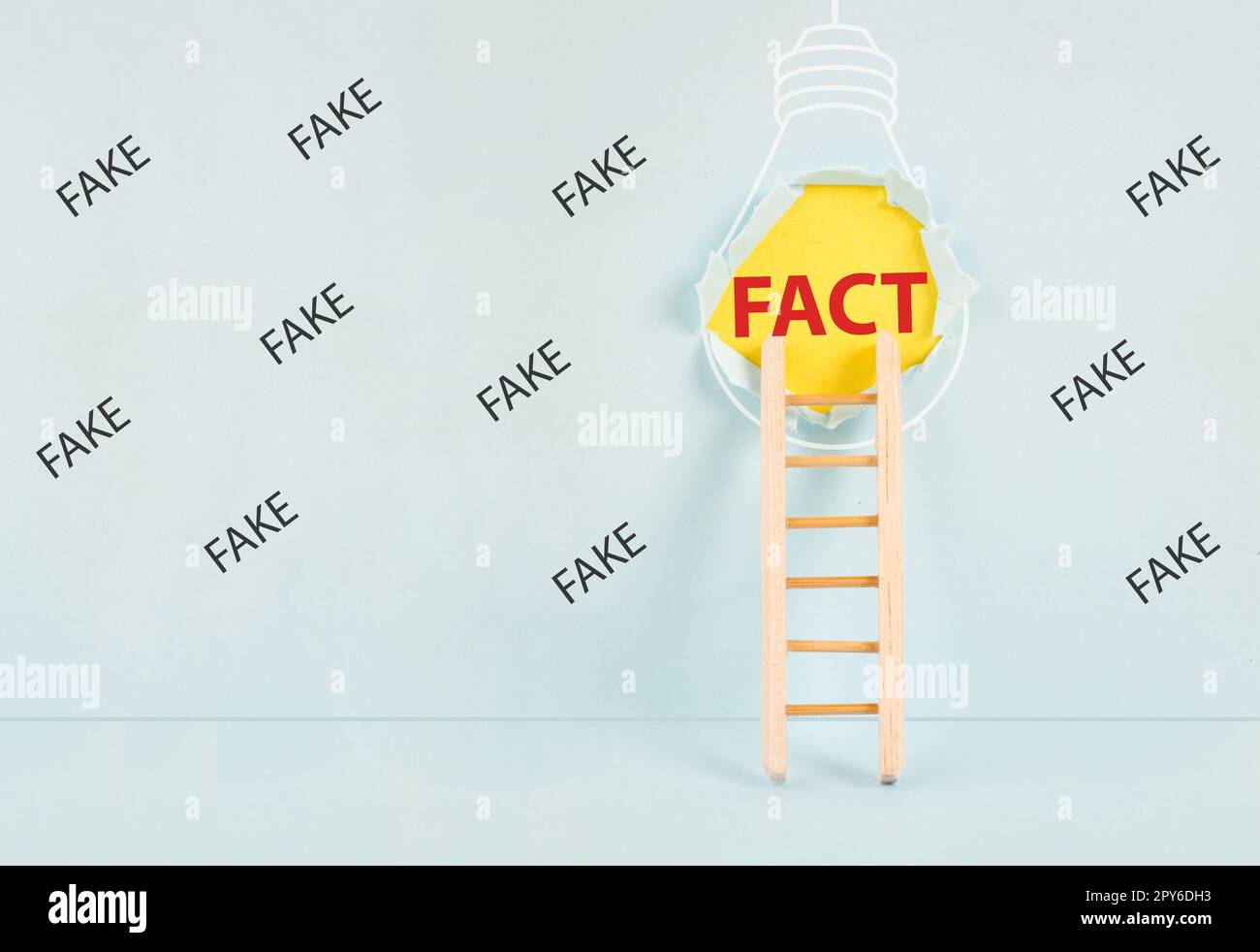 L'échelle au trou dans le mur avec le mot fait, entouré par les fausses nouvelles, la propagande et la théorie du complot, les médias et la question de manipulation Banque D'Images