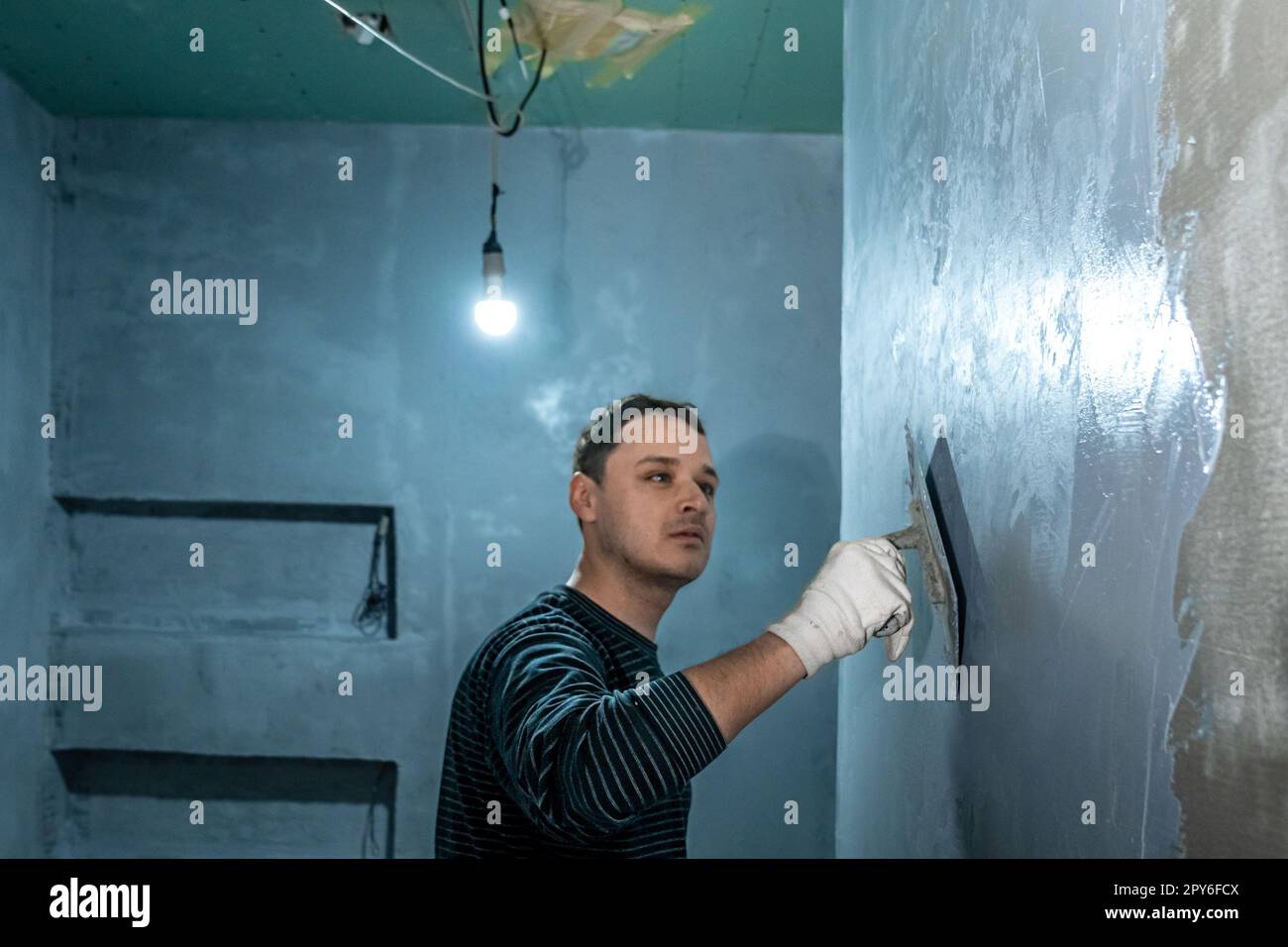 réglage manuel du mur sur le chantier de construction avec la truelle Banque D'Images