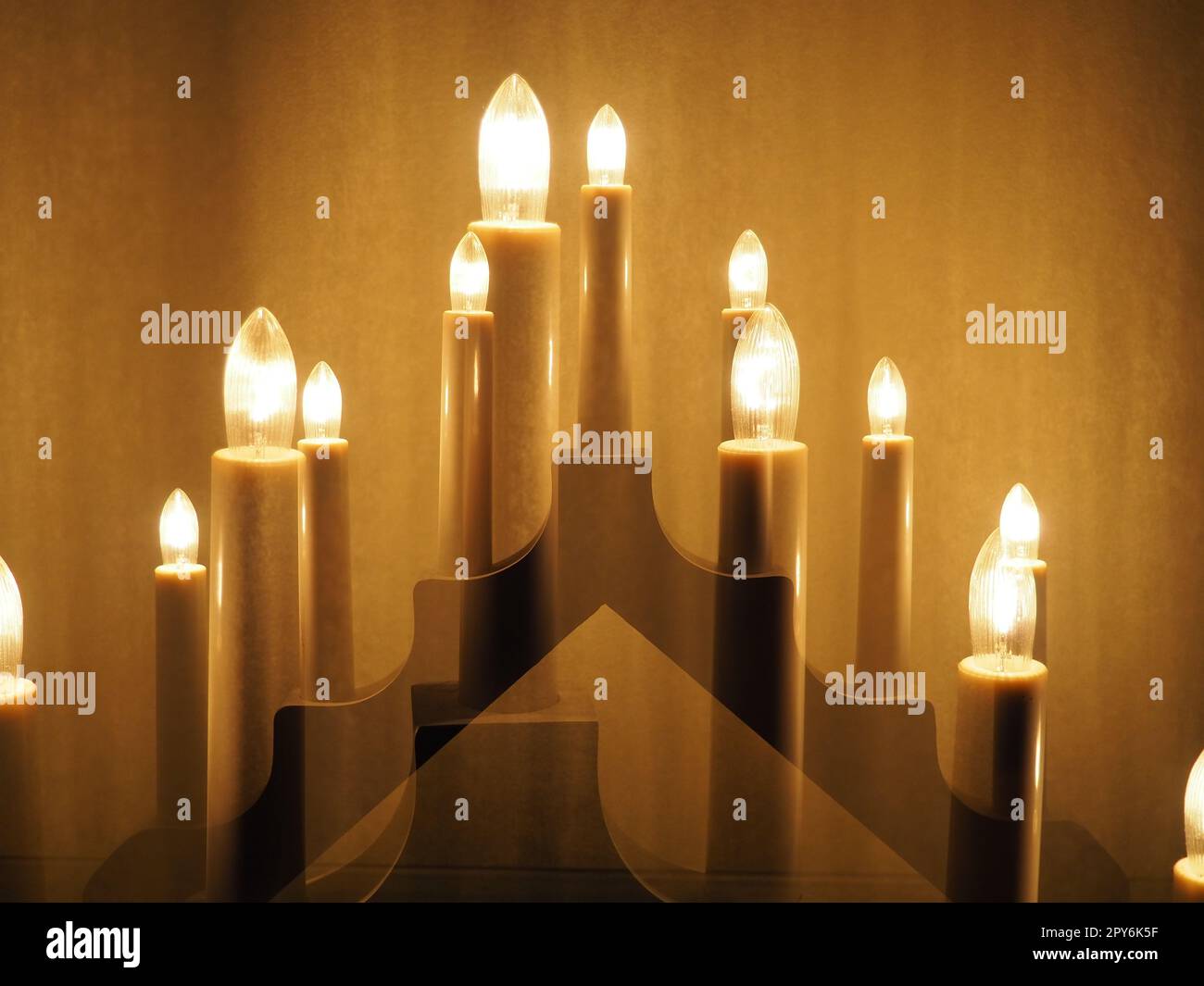Lampe sous forme de bougies. Symbole scandinave de bienvenue. Noël festif ou nouvel an, l'éclairage chaleureux d'une maison ou d'un appartement. Créer une atmosphère festive Banque D'Images