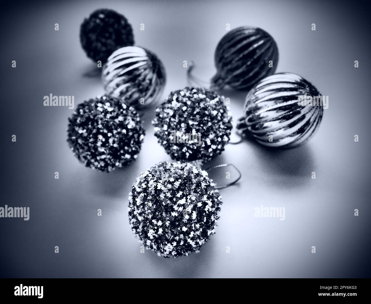 Fond de Noël avec des décorations et des boules de Noël rayées. Bonne