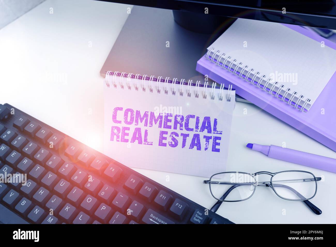 Affiche textuelle indiquant commercial Real Estate. Approche commerciale revenu immeuble ou terre à des fins commerciales Banque D'Images