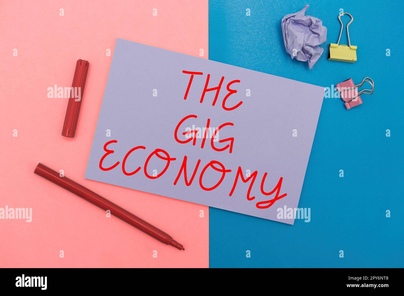 Signe écrit à la main The Gig Economy. Photo conceptuelle marché des contrats à court terme travail indépendant temporaire Banque D'Images