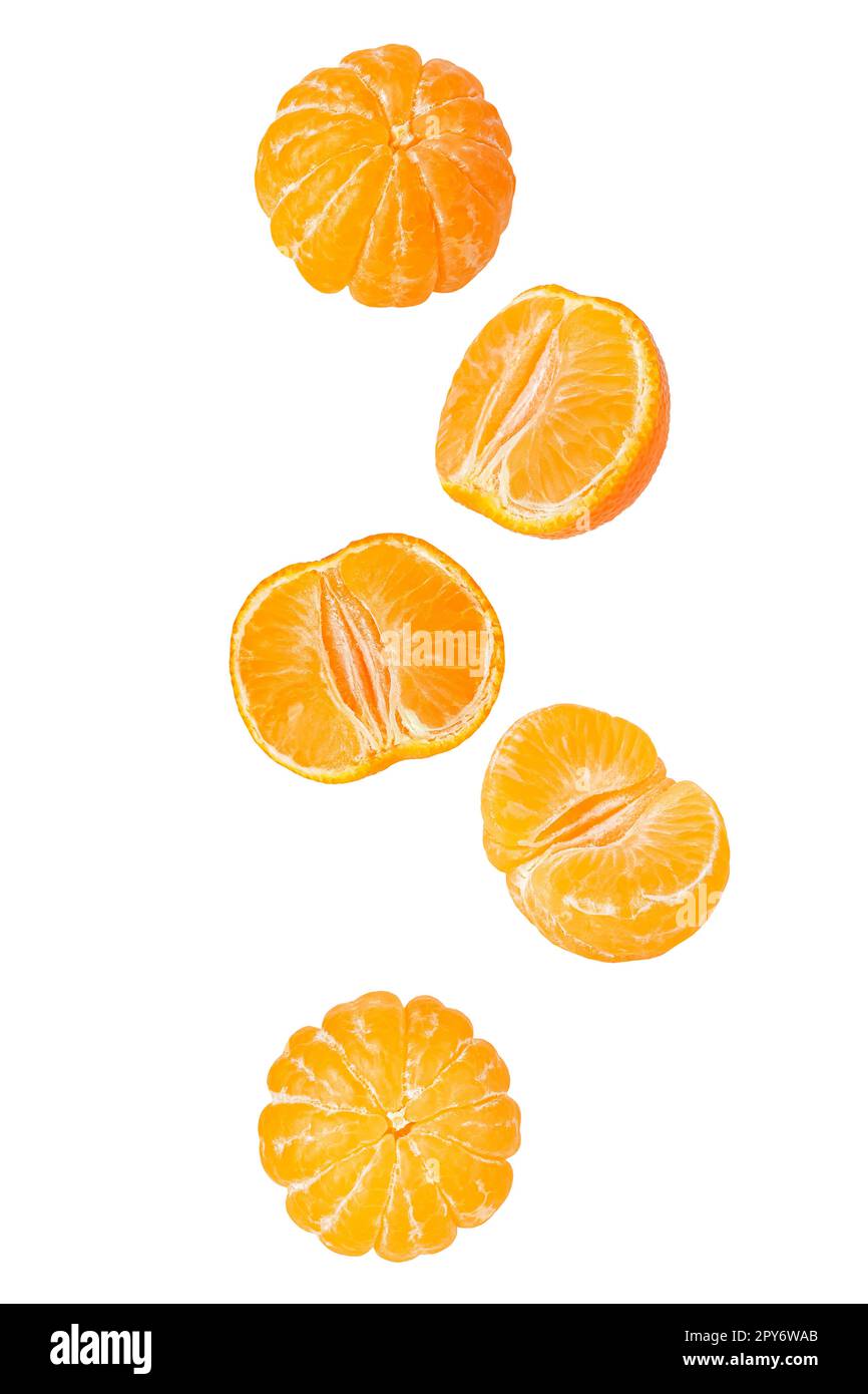 La mandarine coupée en tranches, pelée et isolée sur blanc Banque D'Images