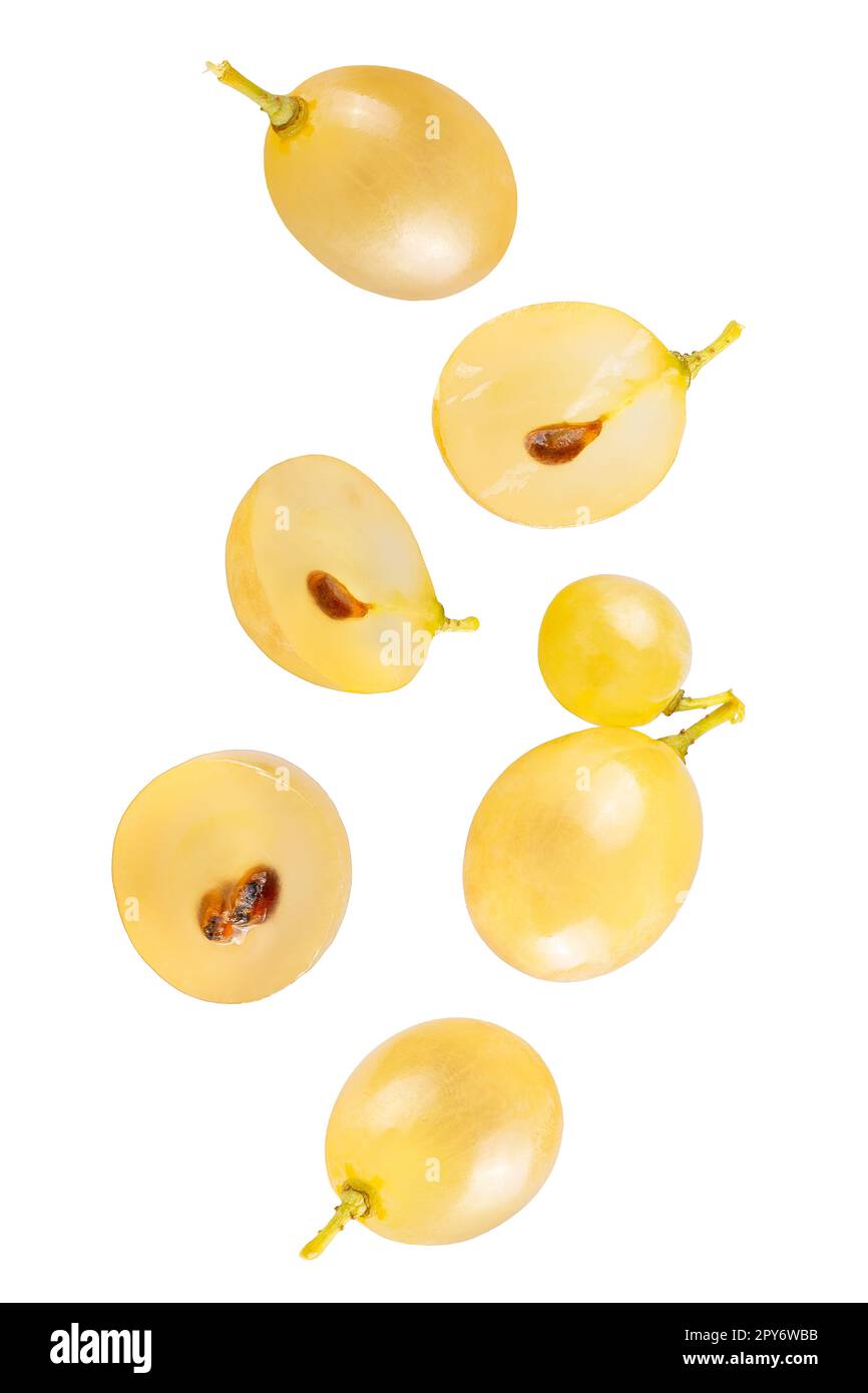 Raisins blancs en chute isolée avec un chemin d'écrêtage Banque D'Images