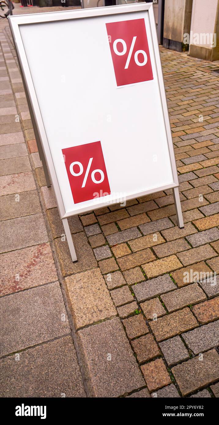 Panneau publicitaire sous la forme d'un panneau de trottoir sur une rue Banque D'Images