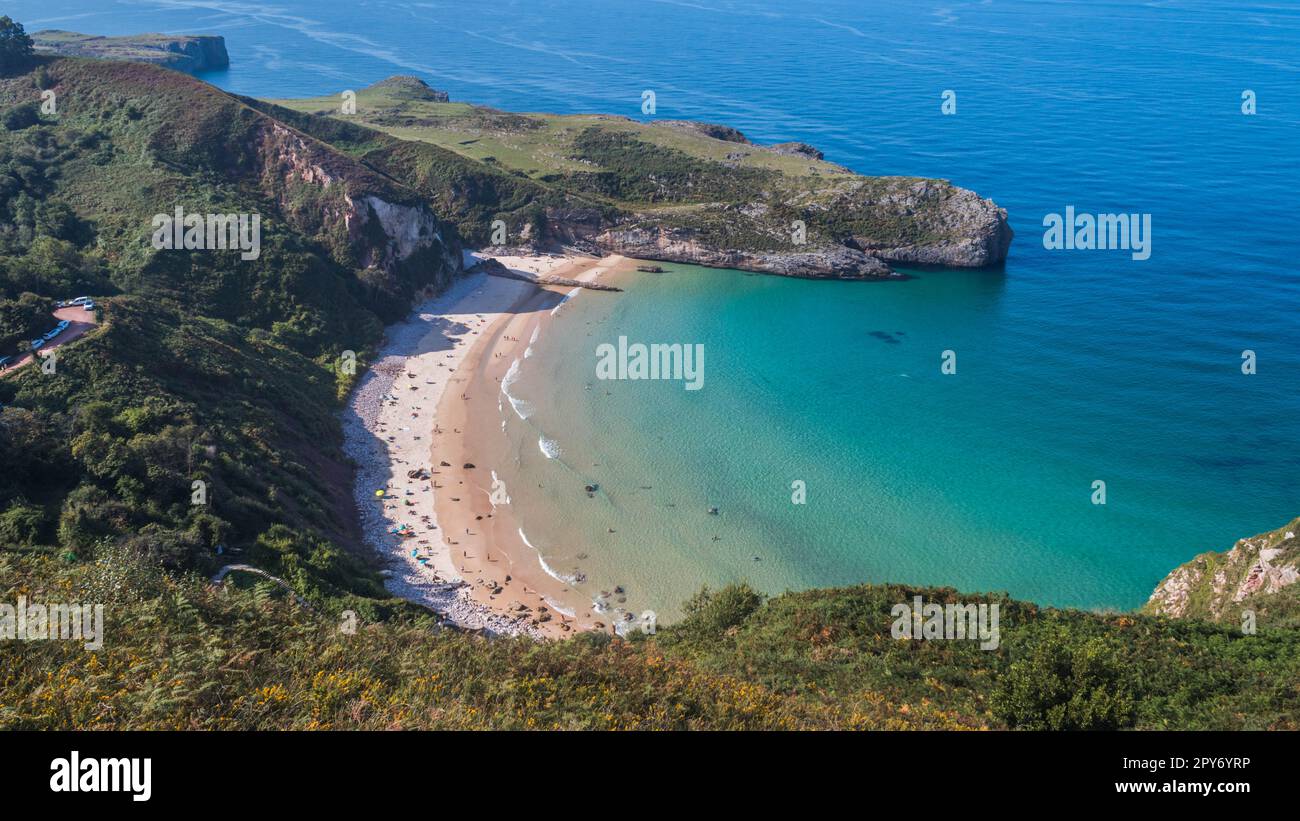 Vue panoramique de Playa de Ballota depuis le Mirador de la Boriza, Asturies, Espagne Banque D'Images