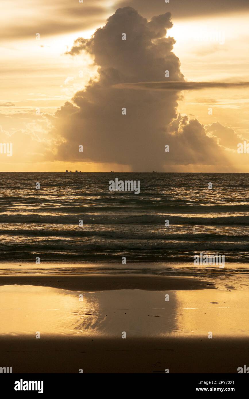 Vue panoramique de la mer contre le ciel pendant le coucher de soleil orageux sur l'île de Phuket en Thaïlande Banque D'Images