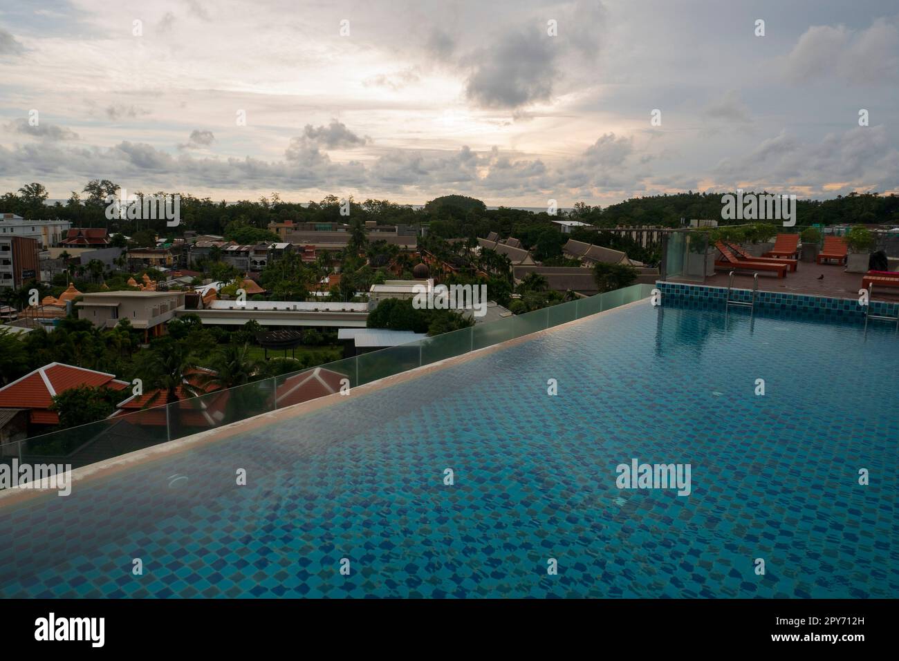 Vue panoramique de la piscine sur le toit d'un condominium contre un ciel nuageux à Phuket Banque D'Images
