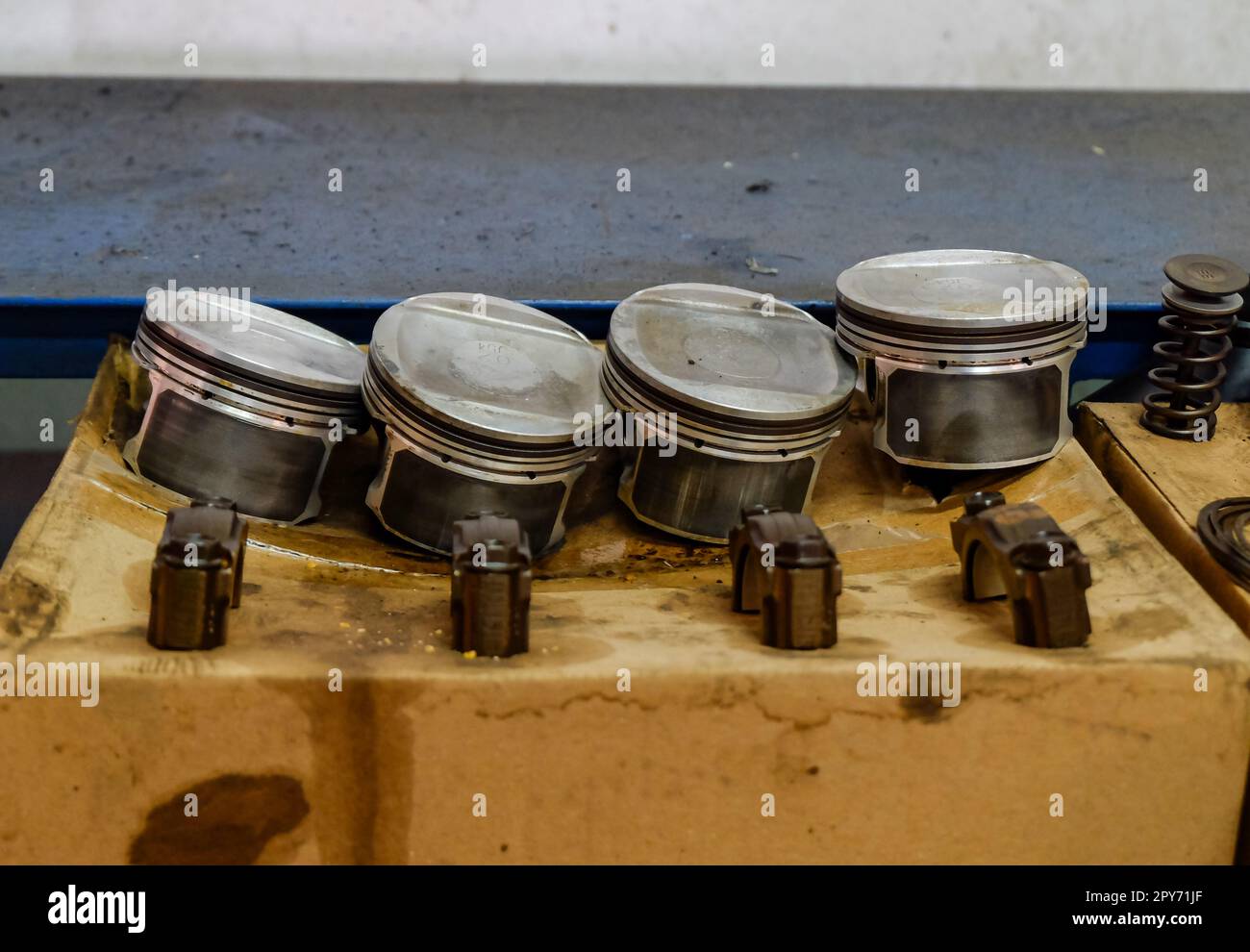 pièces de rechange telles que pistons, soupapes et autres pièces de moteur à essence qui sont en cours de révision et de réparation Banque D'Images