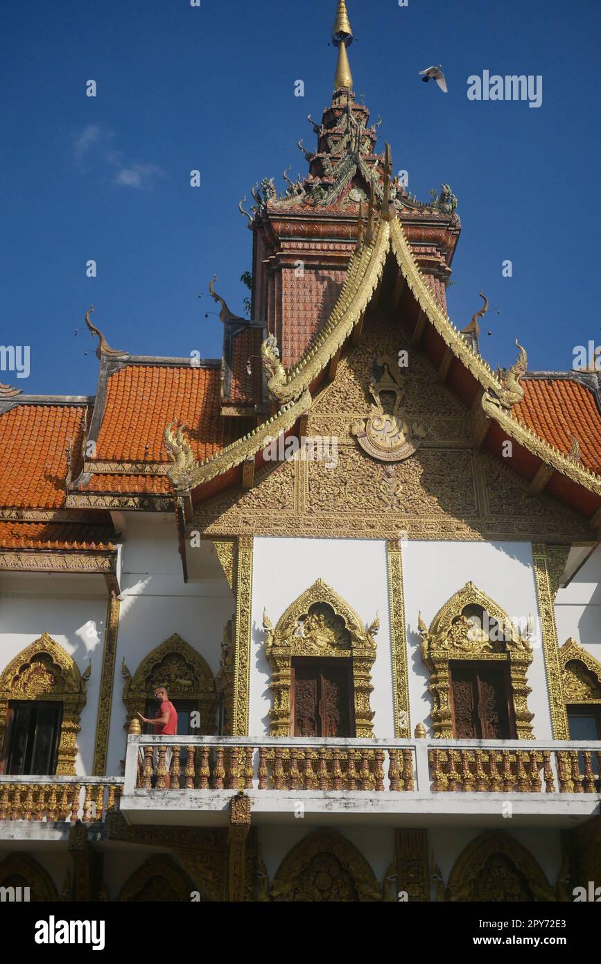 Vue à angle bas du temple bouddhiste thaïlandais contre le ciel bleu de Chiang Mai Banque D'Images