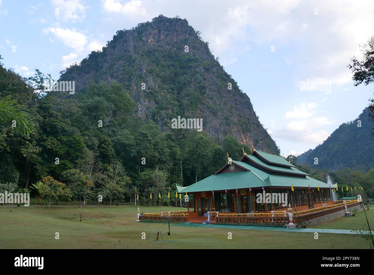Wat Pa Tam Wua Temple de la forêt bouddhiste de montagne et centre de retraite de méditation en Thaïlande Banque D'Images