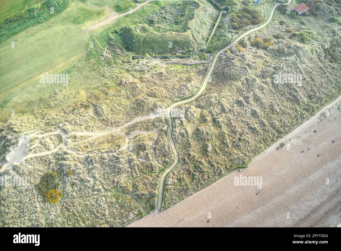 Vue aérienne sur les dunes de sable et le sentier menant au fort Redoubt à Littlehampton. Banque D'Images