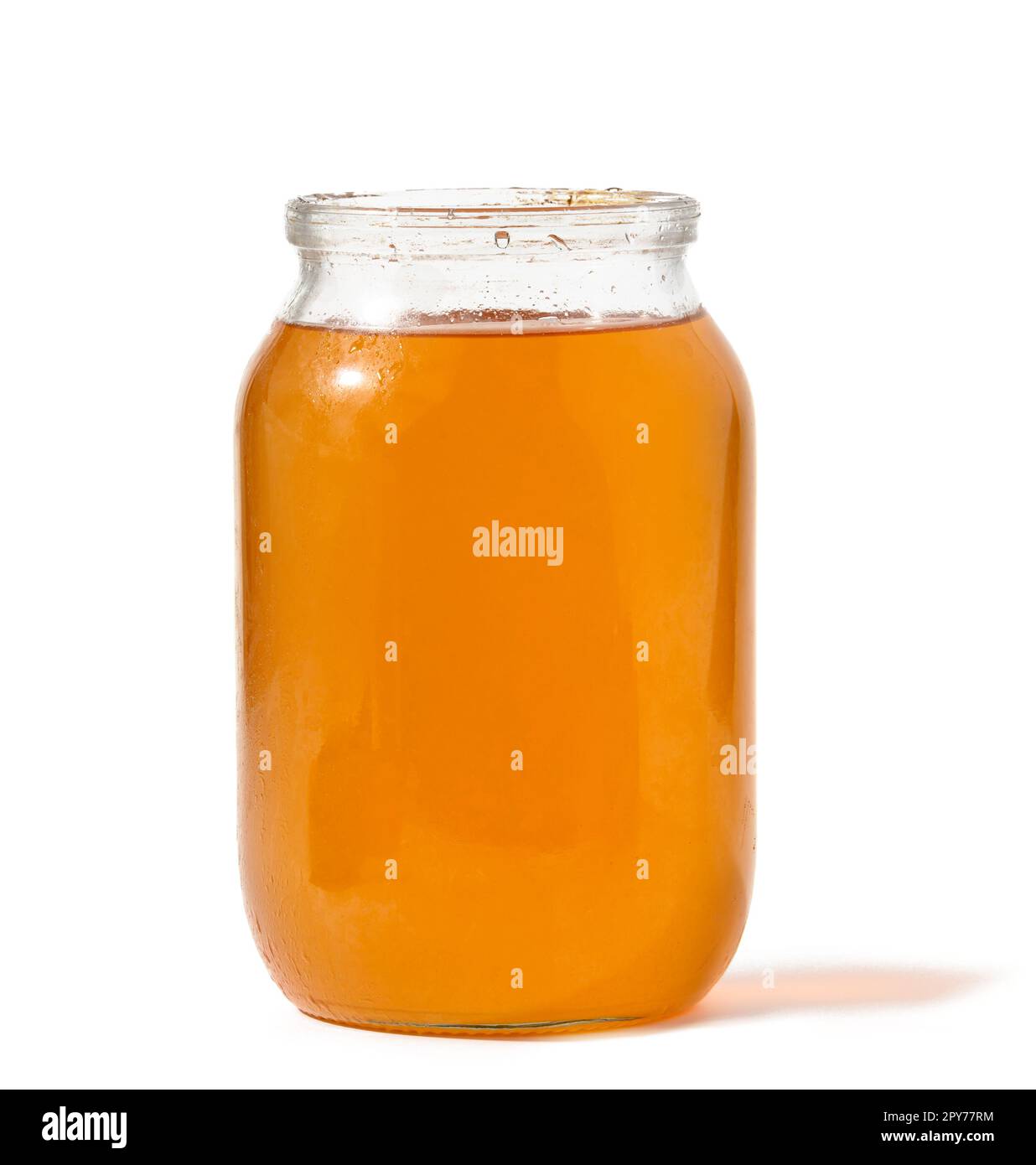 Pot en verre transparent avec miel d'abeille sur fond blanc isolé Banque D'Images