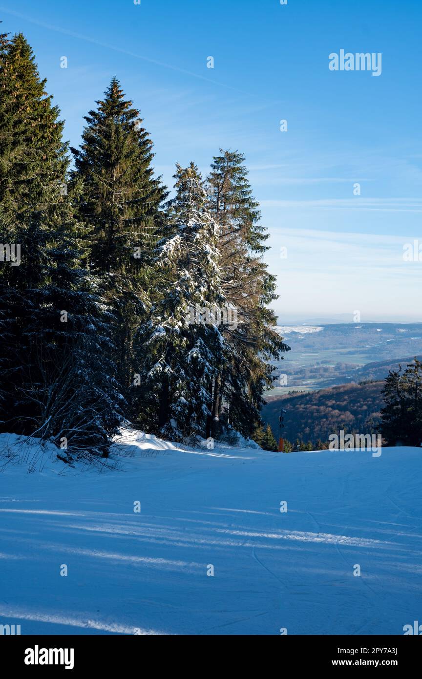 Piste de ski sur la Wasserkuppe sans skieurs Banque D'Images