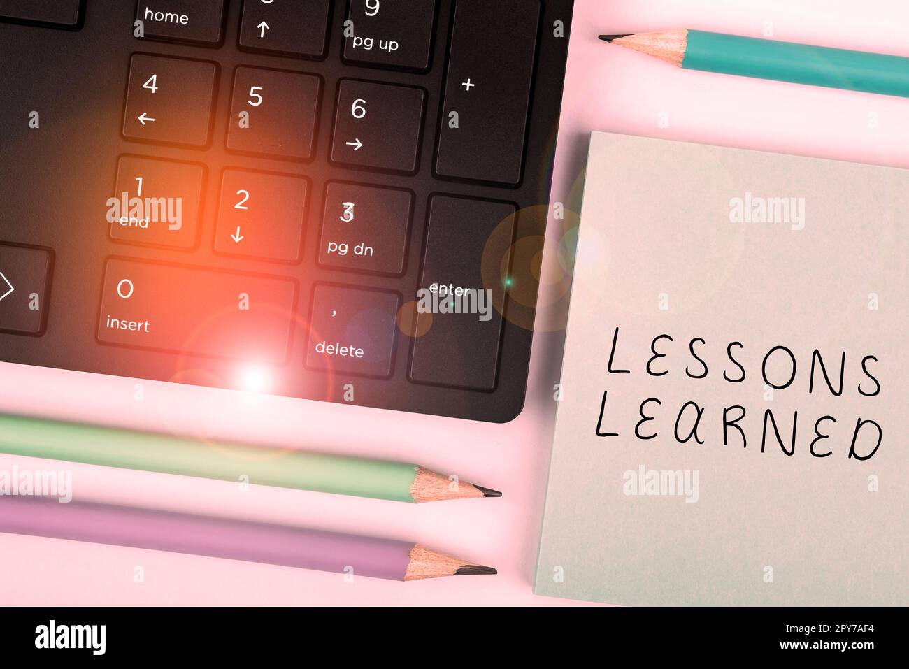 Inspiration montrant le signe leçons apprises. Concept d'entreprise promouvoir le partage et l'utilisation des connaissances issues de l'expérience Banque D'Images