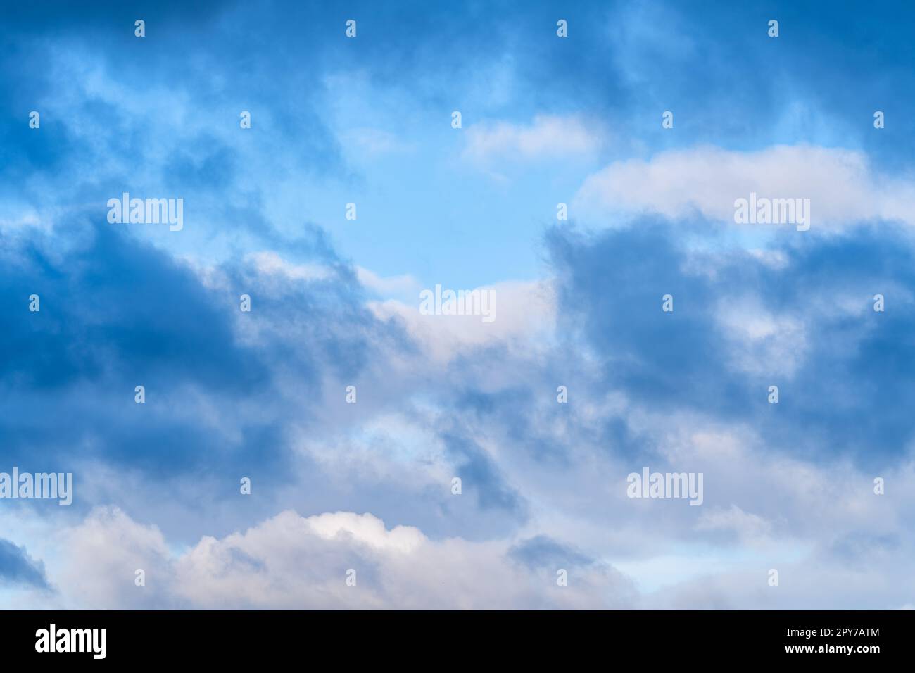 ciel bleu avec nuages. fond d'écran et arrière-plan Banque D'Images
