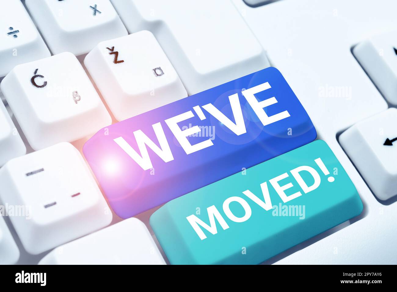 Signe de texte indiquant que nous avons déplacé. Présentation de l'entreprise en cours d'utilisation à partir d'un autre pays Banque D'Images
