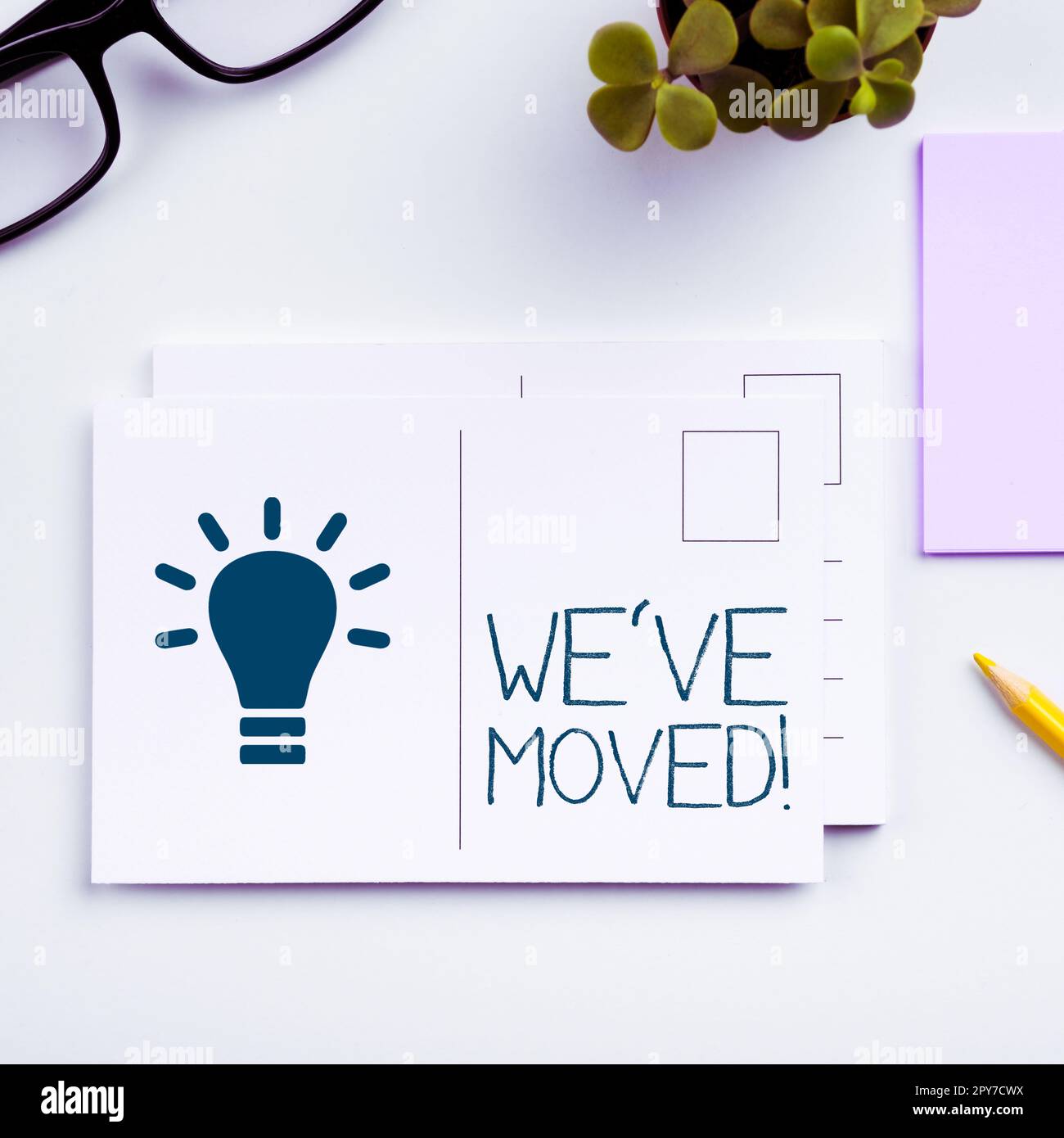 Légende du texte présentant We'VE déplacé. Mot écrit sur aller vivre à partir d'un autre lieu même ou pays différent Banque D'Images