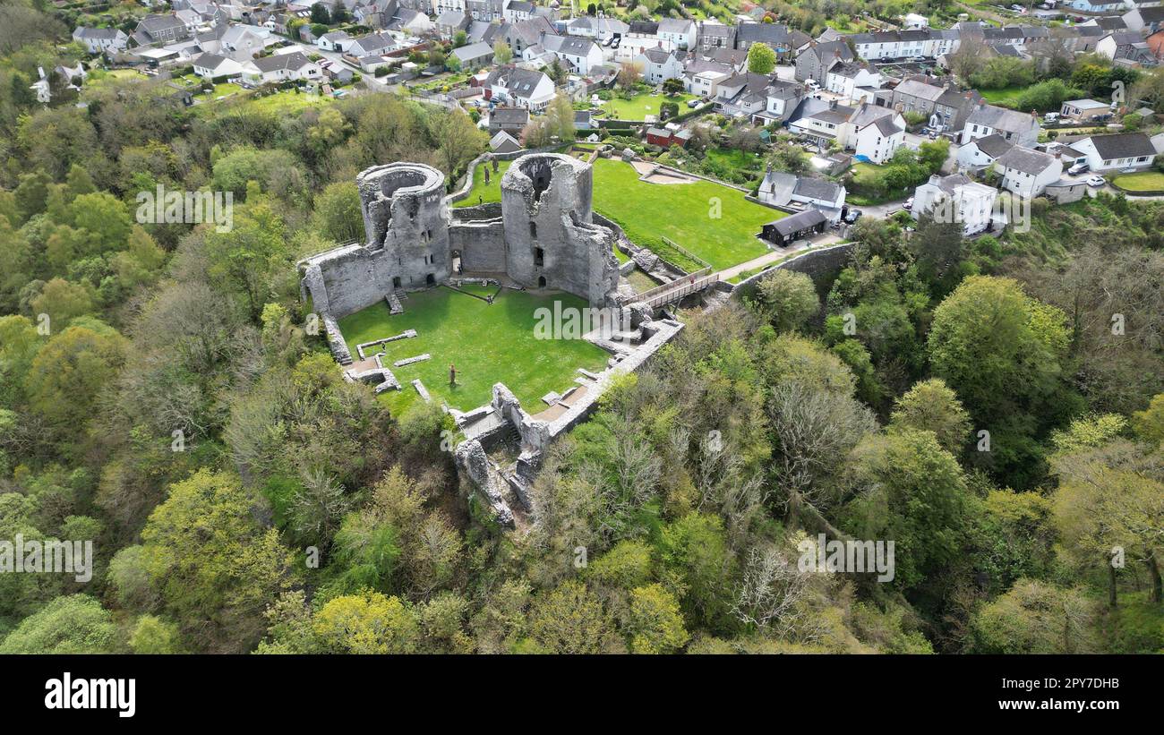 Vue aérienne du château du Cilgerran situé au pays de Galles, perché sur une colline rocheuse, avec de l'herbe verte luxuriante, des arbres et des arbustes au premier plan Banque D'Images