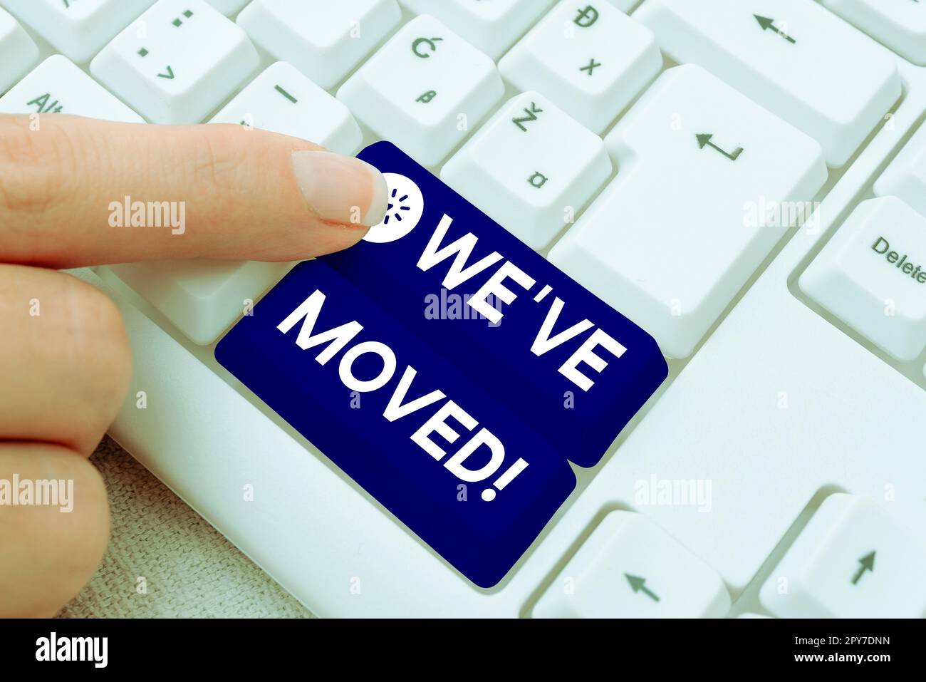 Inspiration montrant le signe que nous avons déménagé. Idée d'affaires de vivre à partir d'un autre endroit même ou pays différent Banque D'Images