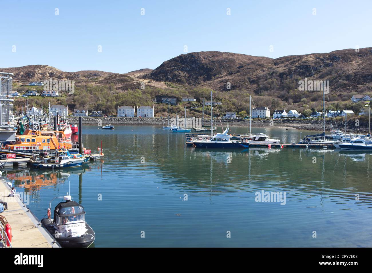 Marina au port de Mallaig pour les yachts et RNLI vivant amarré Banque D'Images