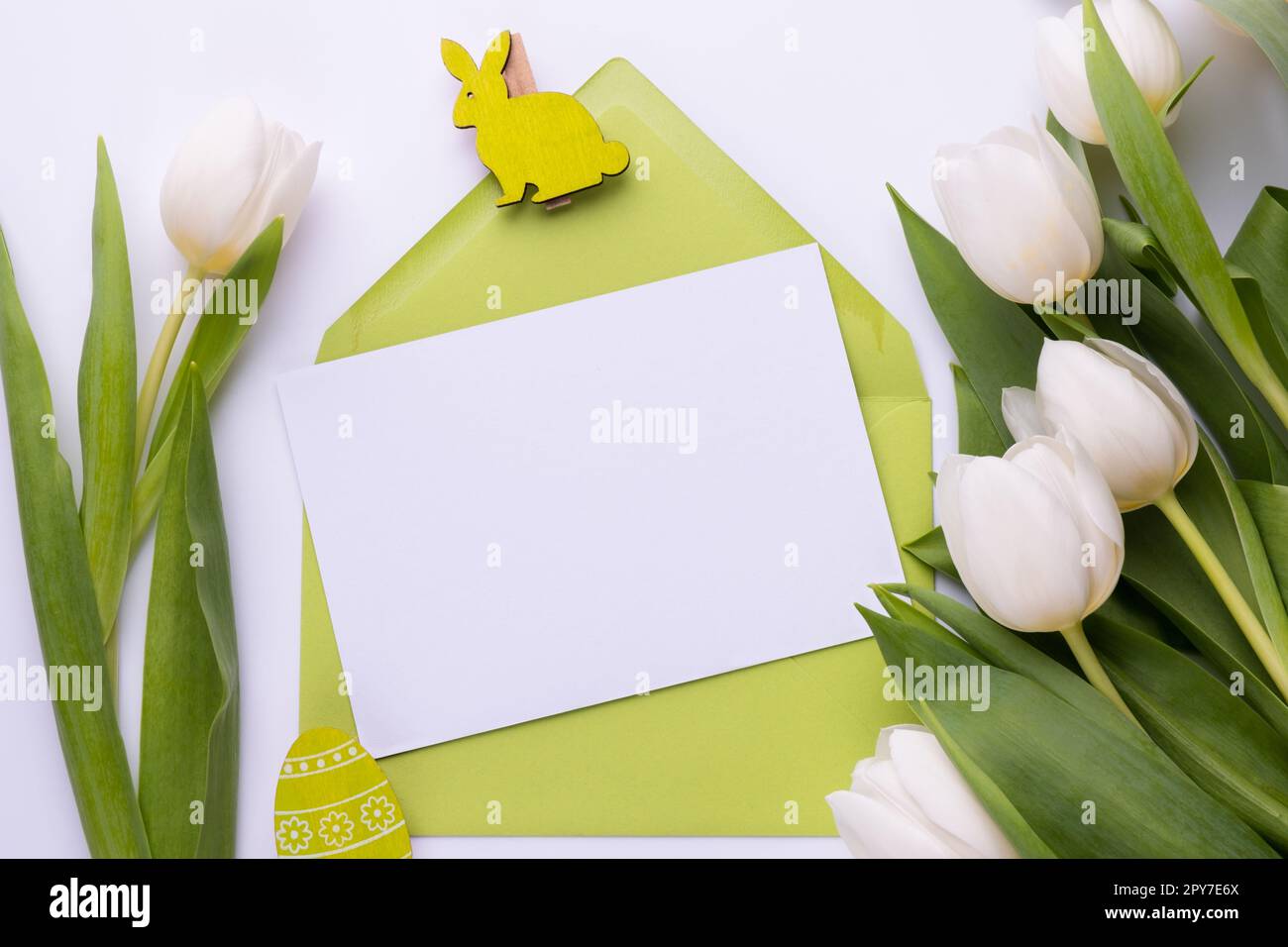 Modèle pour carte de vœux de Pâques. Carte vierge avec enveloppe et bouquet de tulipes blanches Banque D'Images