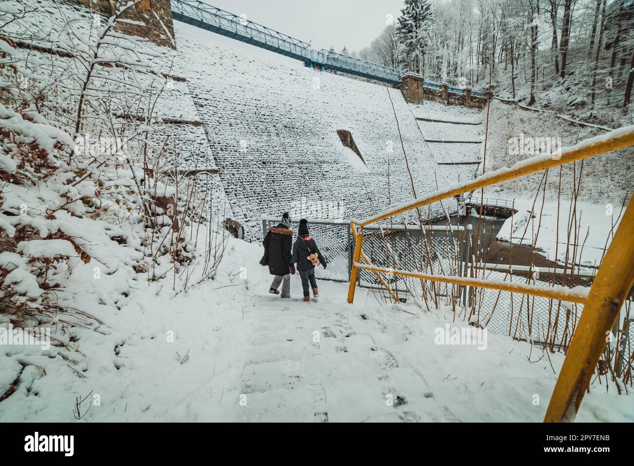 les gens près du barrage enneigé Banque D'Images