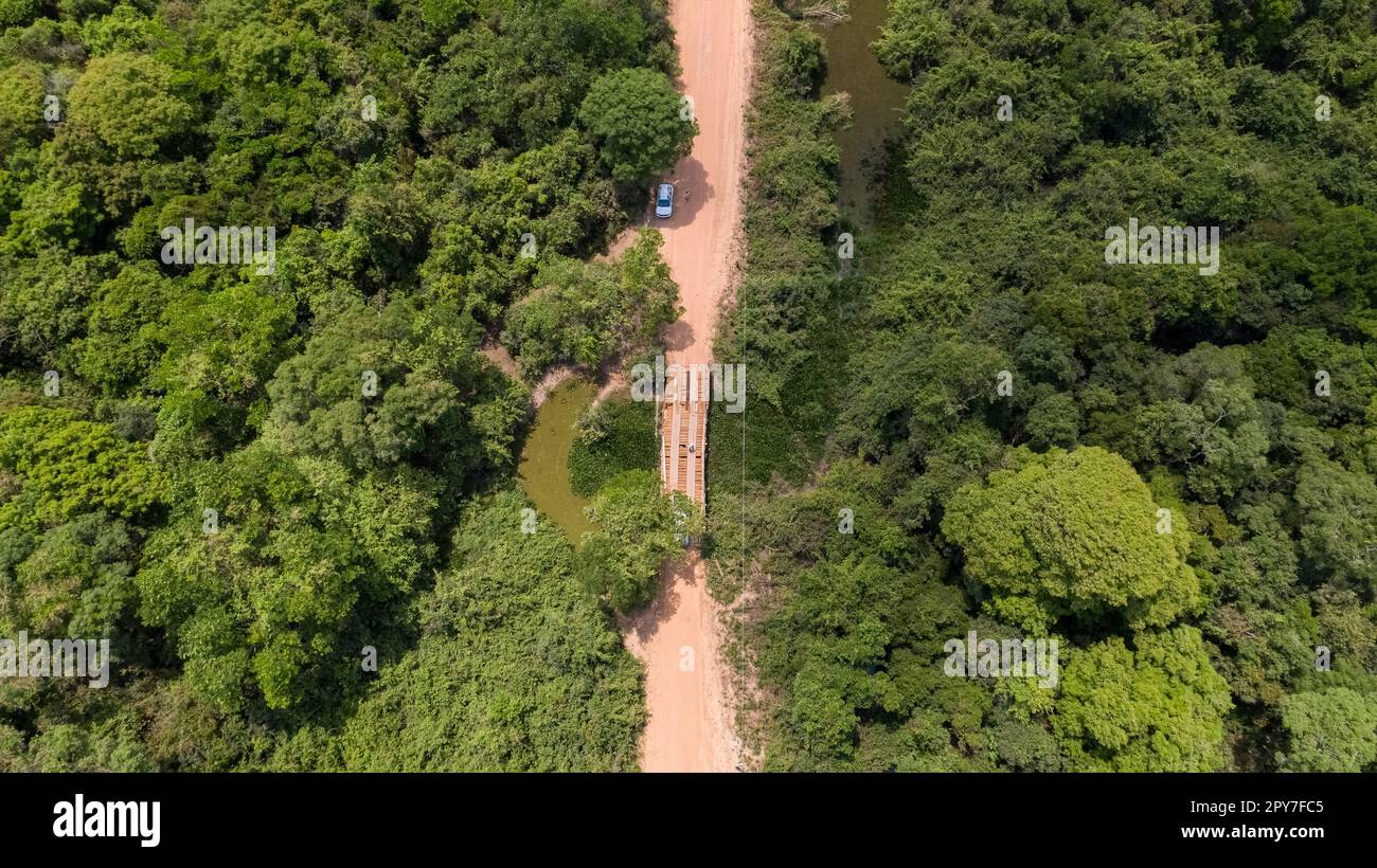 Vue aérienne en gros plan d'une partie de la route de terre de Transpantaneira avec pont et végétation dense, Pantanal Wetlands, Mato Grosso, Brésil Banque D'Images
