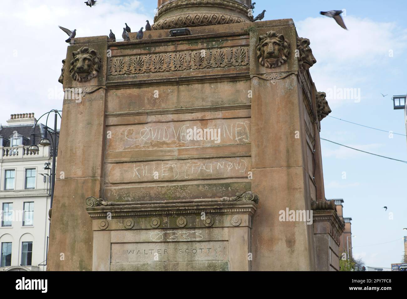 Graffiti sur la base de la statue de l'écrivain écossais Walter Scott dans George Square, Glasgow alléguant que les vaccins Covid-19 sont mortels Banque D'Images