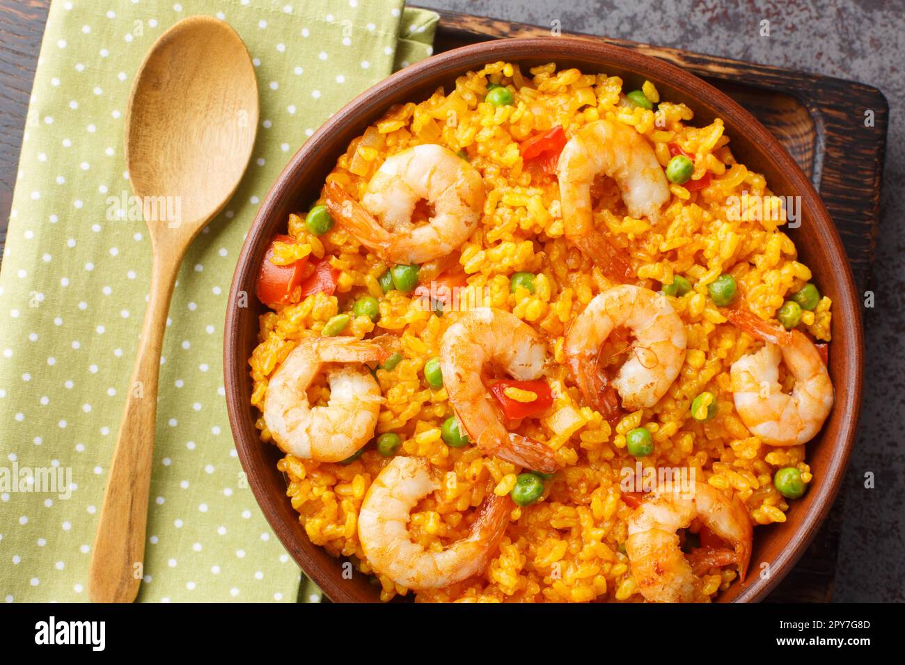 Riz jaune aux crevettes avec un peu d'ajout de légumes et d'épices dans un bol sur la table. vue horizontale du dessus Banque D'Images