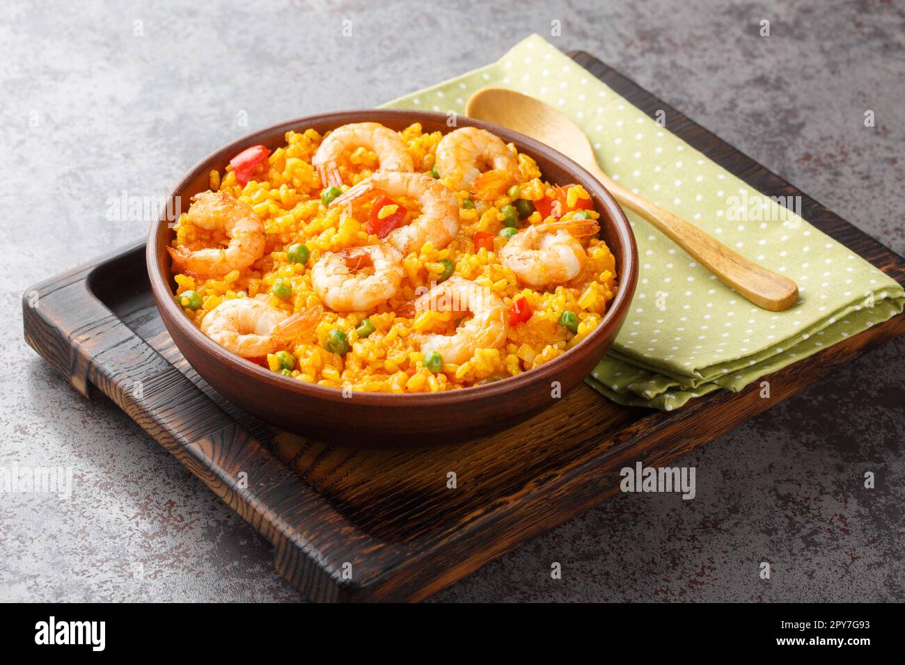 Riz jaune épicé aux crevettes et légumes dans un bol sur la table. horizontale Banque D'Images